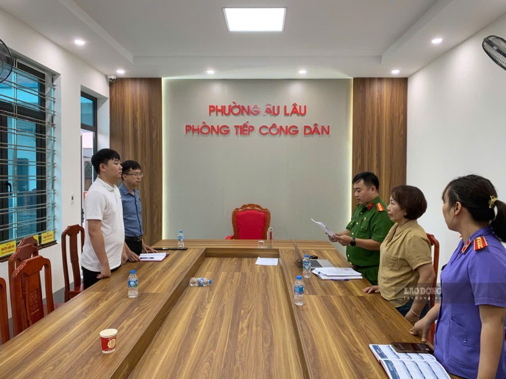 Công an tỉnh Lào Cai tống đạt quyết định đối với Lã Thị Phương Hoa. Ảnh: Lâm Bùi