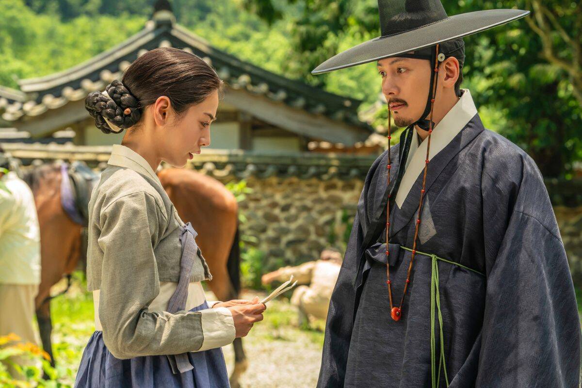 Nana và Ji Chang Wook có cảnh thân mật táo bạo trong “The Scandal“. Ảnh: Netflix