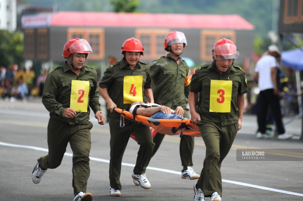 Đội “Tổ liên gia an toàn PCCC” thực hành chữa cháy, cứu người tại Hội thao. Ảnh: Trường Sơn