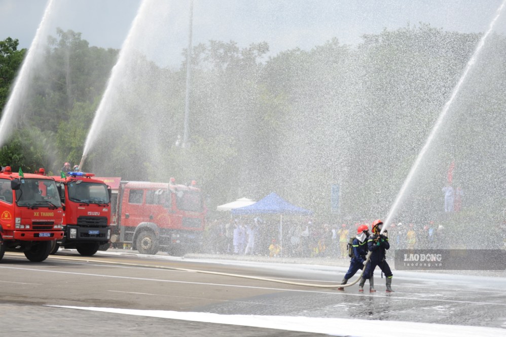 Fire and Rescue Police Force (Son La Provincial Police) practicing fire fighting and rescue performances at the sports festival. Photo: Truong Son