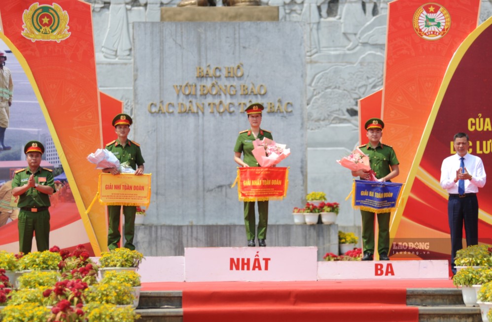 Ban tổ chức trao giải cho các đoàn đạt giải tại hội thao. Ảnh: Trường Sơn