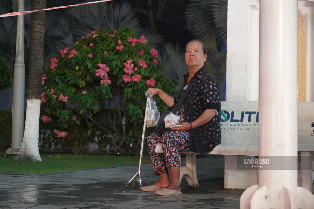 Bà Nguyễn Thị Gầu hằng ngày chống gậy đi bán vé số. Ảnh: Tạ Quang (ảnh chụp ngày 14.9)