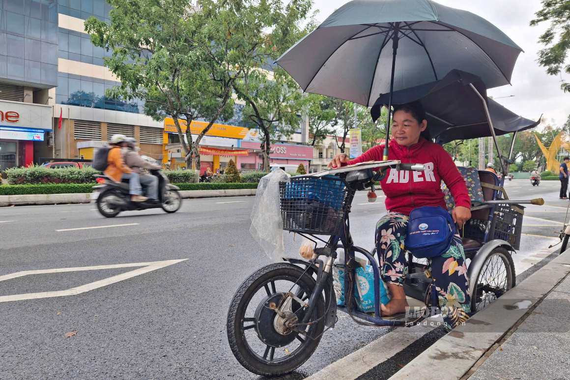 Sister Dep sells lottery tickets every day, overcomes difficulties to earn a living and take care of her family. Photo: Ta Quang (photo taken on September 23)
