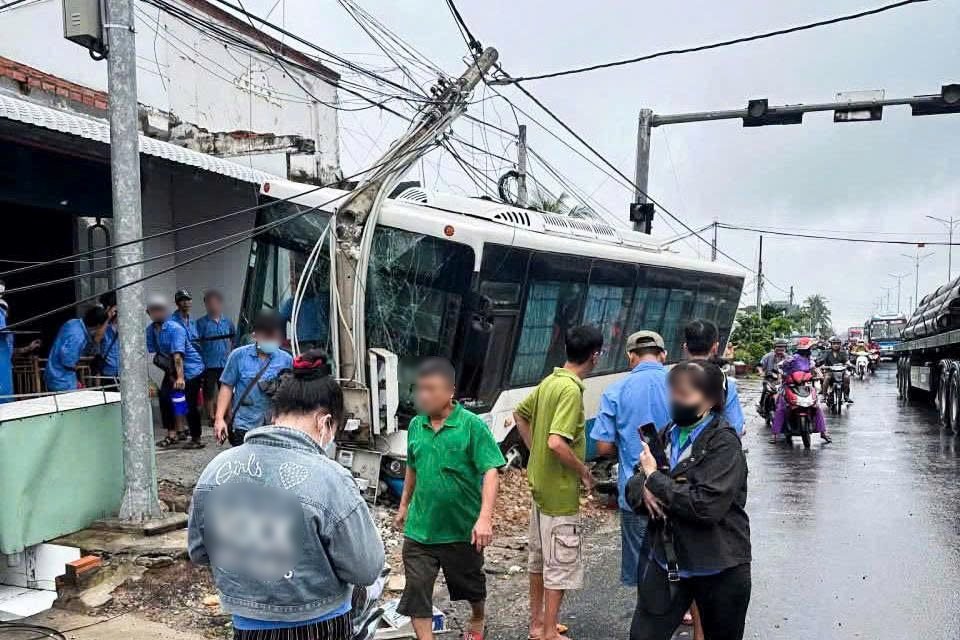 Car carrying workers rushed onto the sidewalk and broke an electric pole, injuring 1 person on September 23. Photo: Reader provided