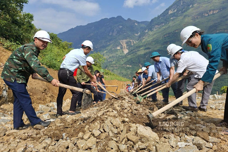 State supports, people contribute to road construction. Photo: Dinh Dai