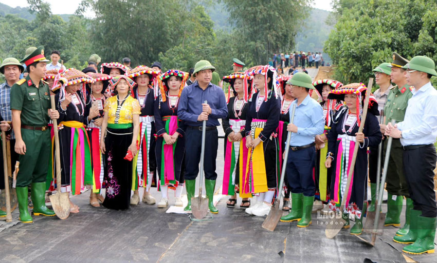 Bí thư Tỉnh ủy Lào Cai Dương Quốc Huy trò chuyện cùng bà con. Ảnh: Thanh Chi