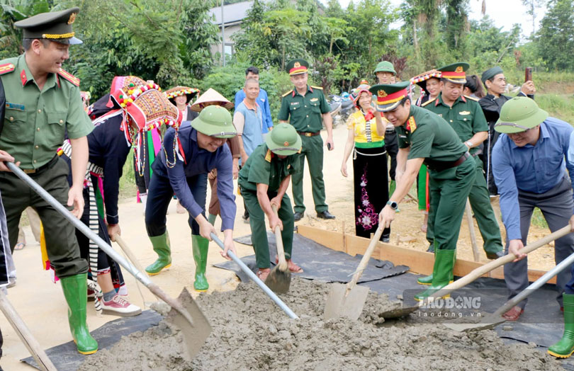 Ông Dương Quốc Huy - Bí thư Tỉnh ủy Lào Cai cùng bà con tham gia buổi ra quân làm đường giao thông nông thôn. Ảnh: Thanh Chi