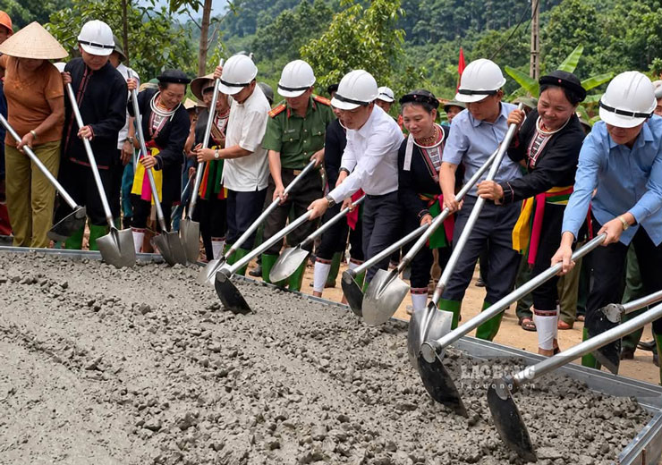Chủ tịch UBND tỉnh Lào Cai Nguyễn Tuấn Anh cùng nhân dân xã Việt Hồng khởi công tuyến đường giao thông nông thôn. Ảnh: Trọng Hai
