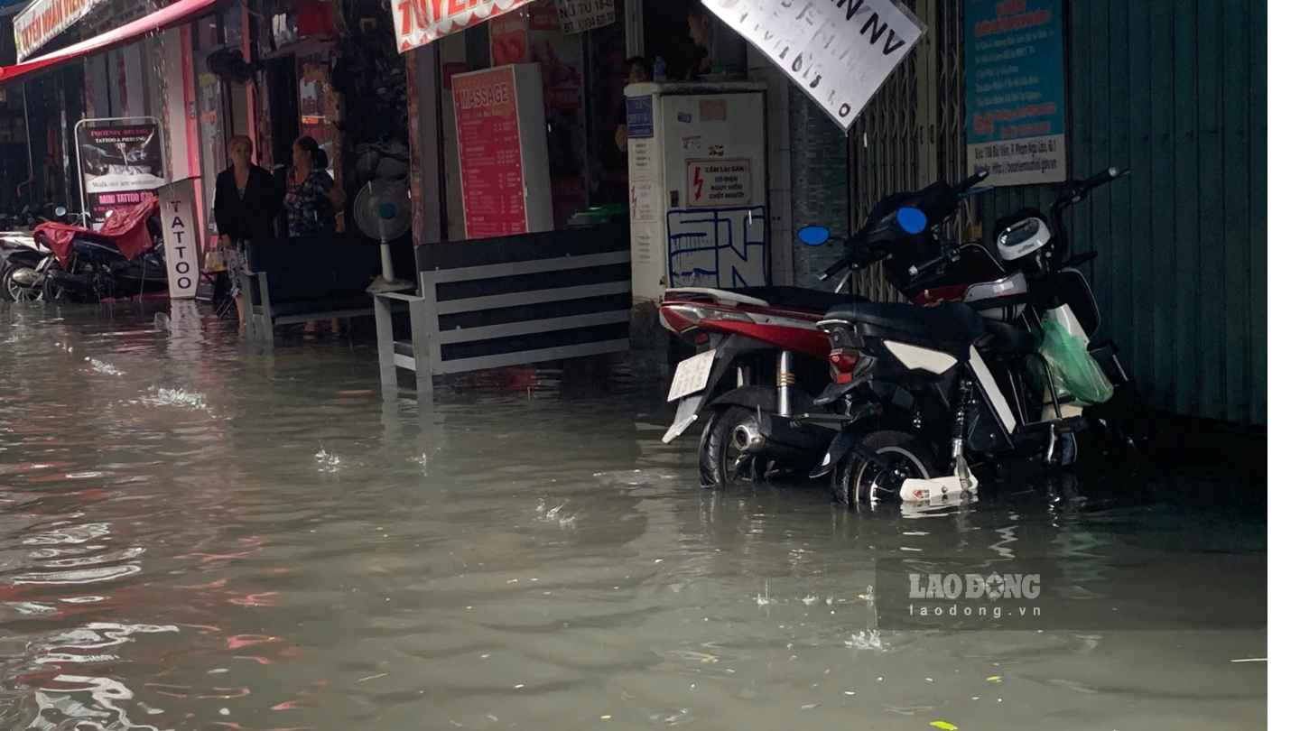 Nước dâng cao đến nửa bánh xe máy tại đường Bùi Viện.