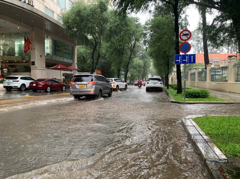 Mưa lớn gây ngập cục bộ nhiều tuyến đường trung tâm TPHCM ngày 23.9.