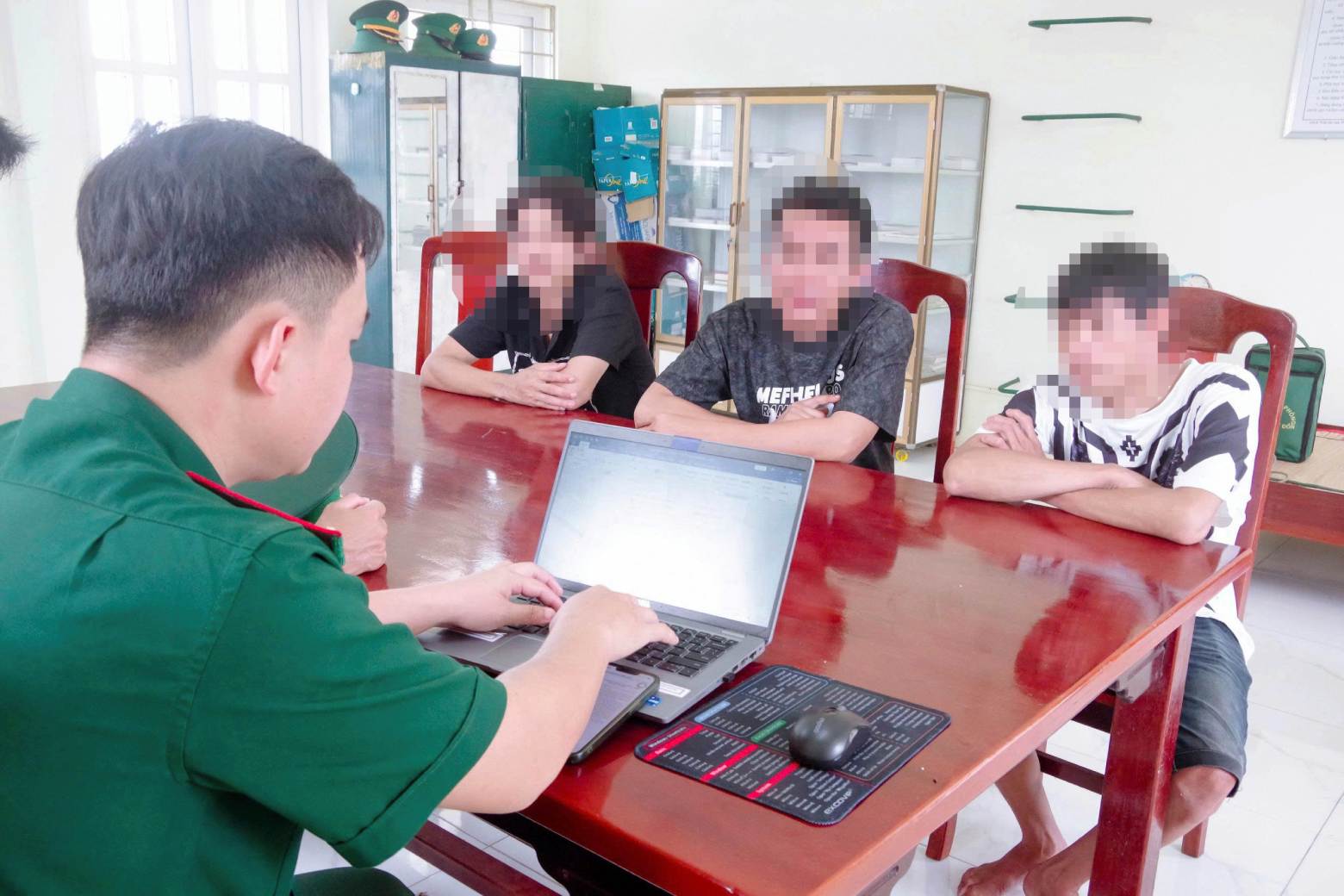 Trung Binh Border Guard Station officers grasp information about the cause of the fishing boat accident from fishermen. Photo: Military Region 9