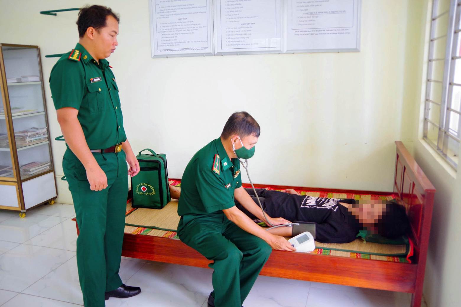 Cán bộ Quân y đồn Biên phòng Trung Bình thăm khám sức khỏe cho các ngư dân. Ảnh: Quân khu 9