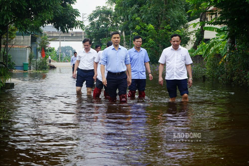 Ông Nguyễn Hồng Phong - Phó Bí thư Thường trực Tỉnh ủy, Chủ tịch HĐND tỉnh Thanh Hóa cùng đoàn công tác trực tiếp đến kiểm tra tình hình ngập tại Trường THCS Đồng Tiến. Ảnh: Quách Du (chụp ngày 23.9.2026)