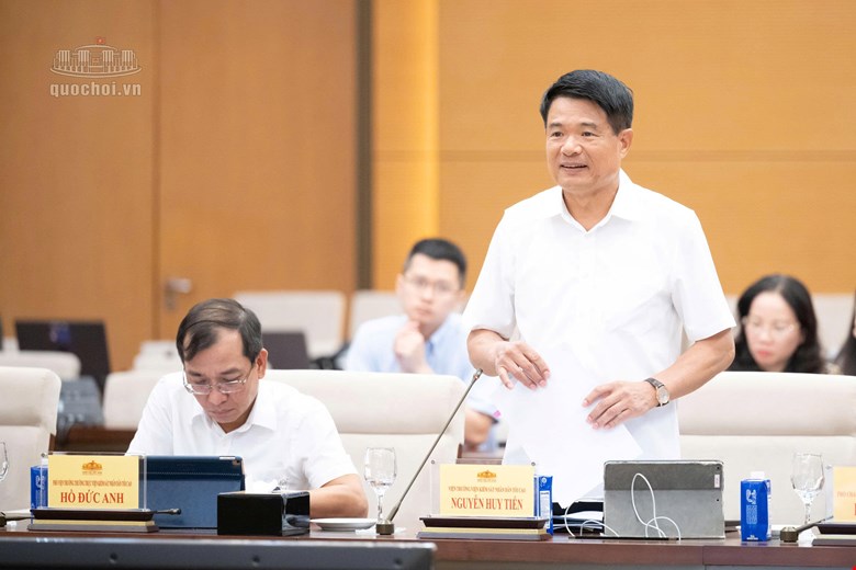 At the meeting on September 23, Member of the Party Central Committee, Director of the Supreme People's Procuracy (VKSND) Nguyen Huy Tien presented the draft Resolution of the National Assembly on piloting the mechanism for recovering and handling assets related to crimes without conviction. Photo: Quochoi. vn