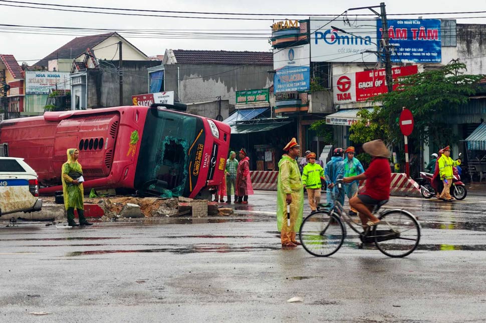 Scene of the passenger car overturning accident in Gia Lai that killed 2 people and injured 4 others. Photo: An Nhon Today