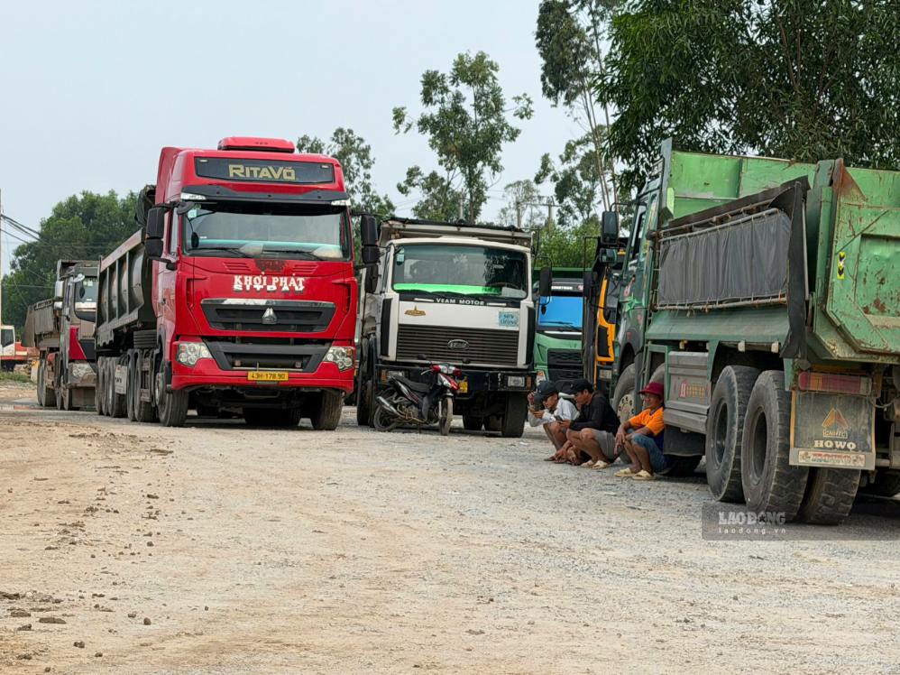 Nguồn cung đá ở Quảng Ngãi khan hiếm, trong khi nhu cầu thị trường tăng cao, xe tải phải xếp hàng nhiều ngày chờ mua đá. Ảnh: Viên Nguyễn chụp ngày 15.9