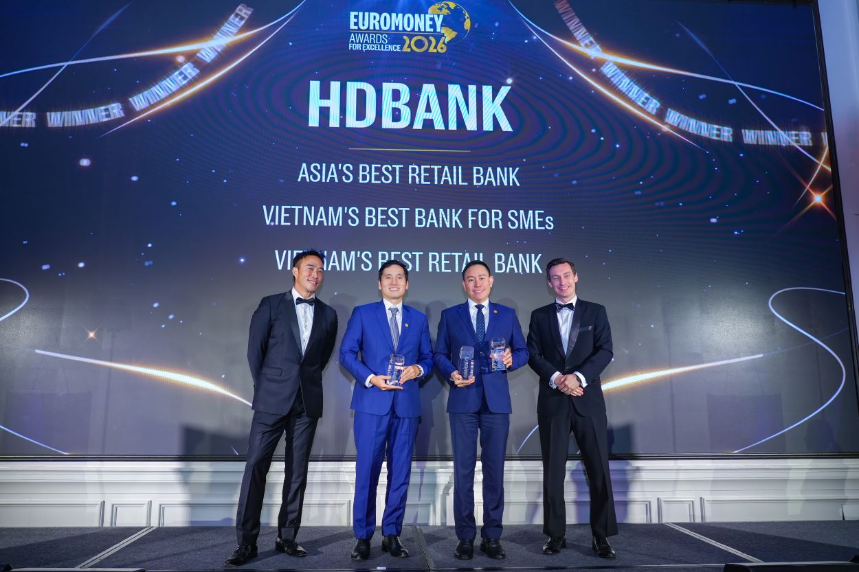 Đại diện HDBank nhận giải “Ngân hàng Bán lẻ tốt nhất châu Á” và 03 giải thưởng uy tín khác cho HDBank do Euromoney vinh danh, tại Singapore ngày 10.9.2026. Ảnh: HDBank