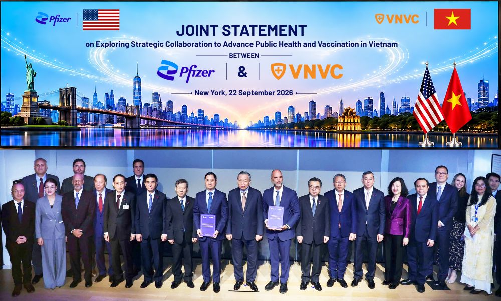 General Secretary and President To Lam and the high-level Vietnamese delegation witnessed the document handover ceremony between Pfizer Pharmaceutical Group and VNVC Vaccine Company (Vietnam). Photo: VNA