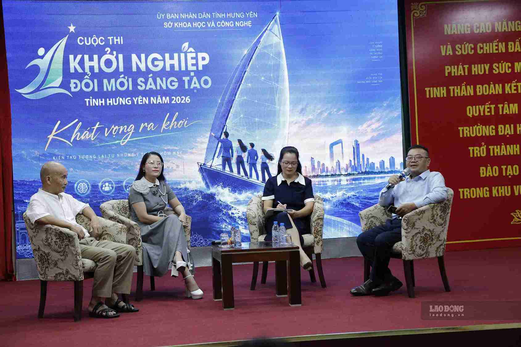 Experts and advisors participate in consulting on startups and innovation. Photo: Mai Huong