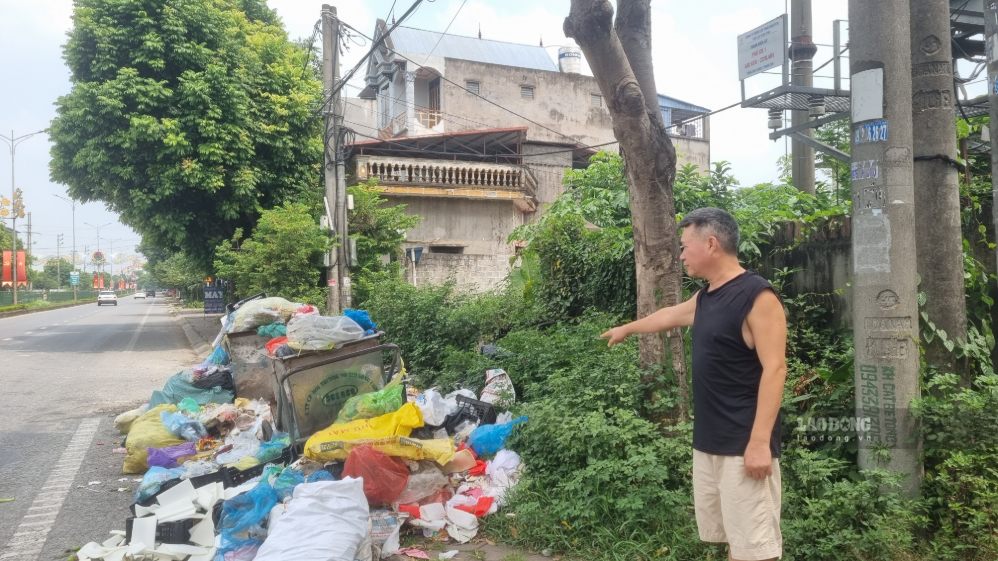 People are worried when domestic waste accumulates for a long time. Photo: Viet Bac