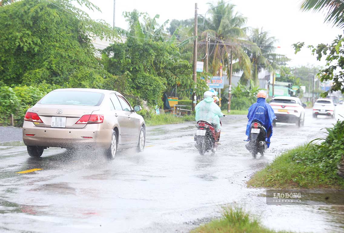 National Highway 62 after a heavy rain, "ponds" appeared on the road surface. Photo: Huynh Du taken on September 23