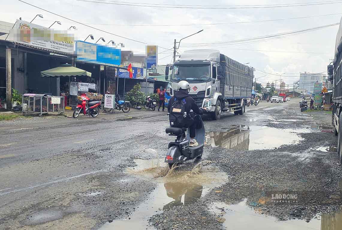 Những ổ voi rất lớn ngày 23.9, khiến các em học sinh đi lại rất nguy hiểm. Ảnh: Huỳnh Du