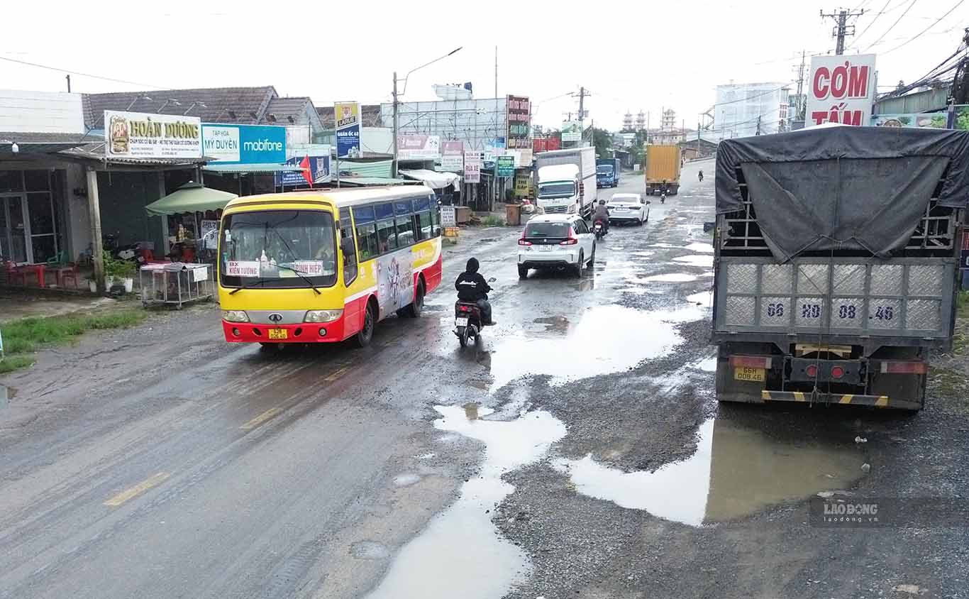 Các ổ voi, ổ gà xuất hiện dày đặt trên mặt đường tuyển quốc lộ 62 ngày 23.9, đoạn qua địa bàn ấp 5, xã Mỹ An. Ảnh: Huỳnh Du