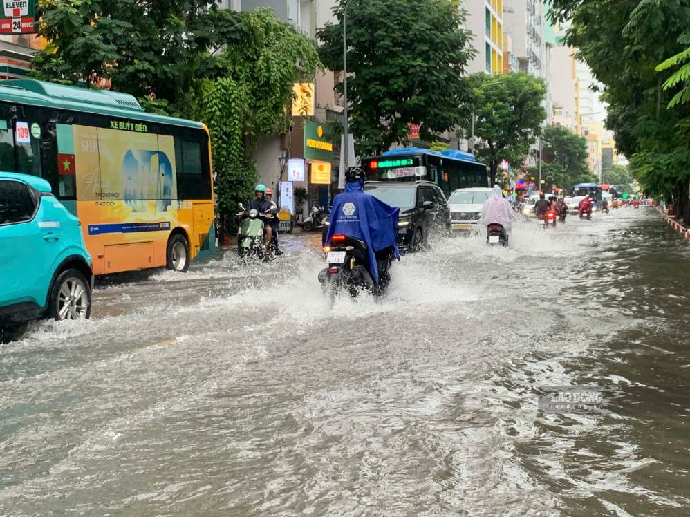 The South continues to have very heavy rain, with rainfall in some places exceeding 150 mm. Photo: Thai Bao (photo taken on September 23)