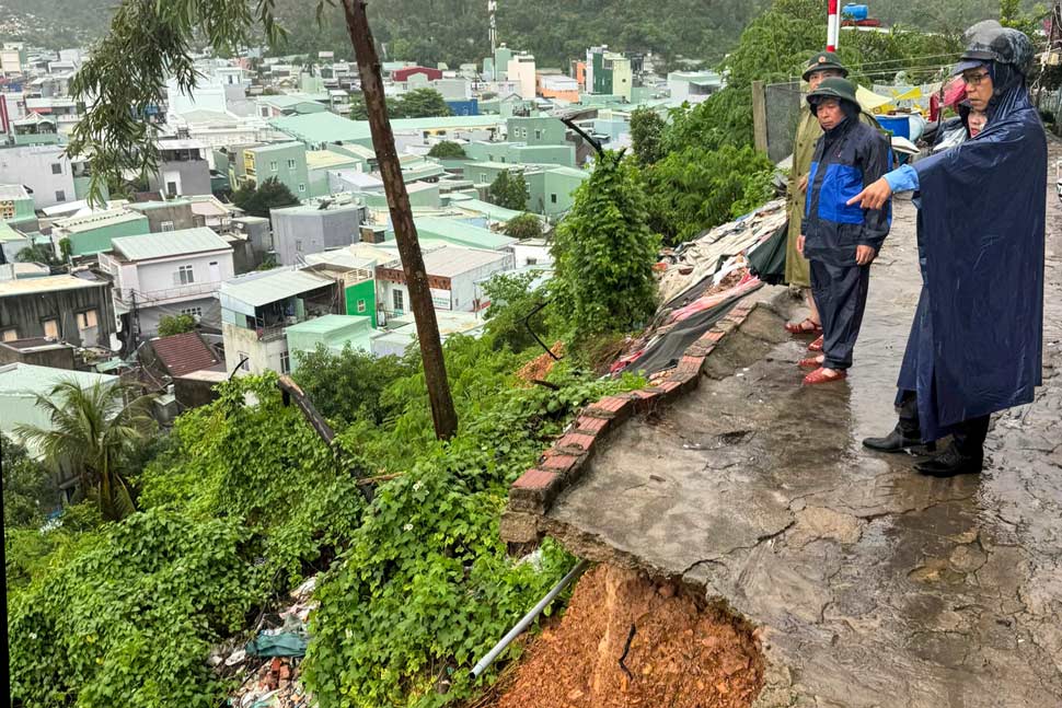 Mr. Nguyen Duc Toan - Chairman of Quy Nhon Ward People's Committee, Gia Lai province - inspects the Nui Mot area, where there is a high risk of landslides (photo taken on September 23). Photo: Quy Nhon Ward