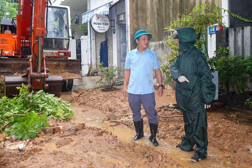 Ông Nguyễn Duy Tuấn - Phó Bí thư Thường trực Đảng ủy phường Quy Nhơn Nam - kiểm tra công tác xử lý đất sạt lở (chụp ngày 23.9). Ảnh: Phường Quy Nhơn Nam