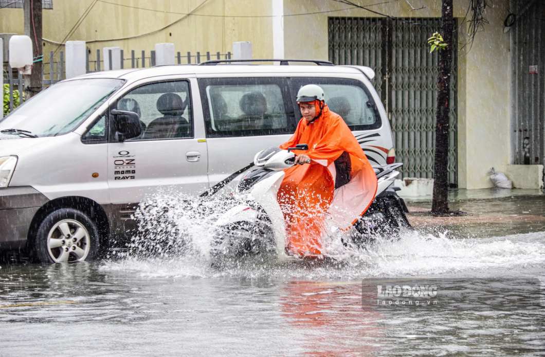 A road forming Tan Thanh ward, Ca Mau is deeply flooded, making travel difficult (photo taken in the afternoon of September 23, 2026). Photo: Nhat Ho.