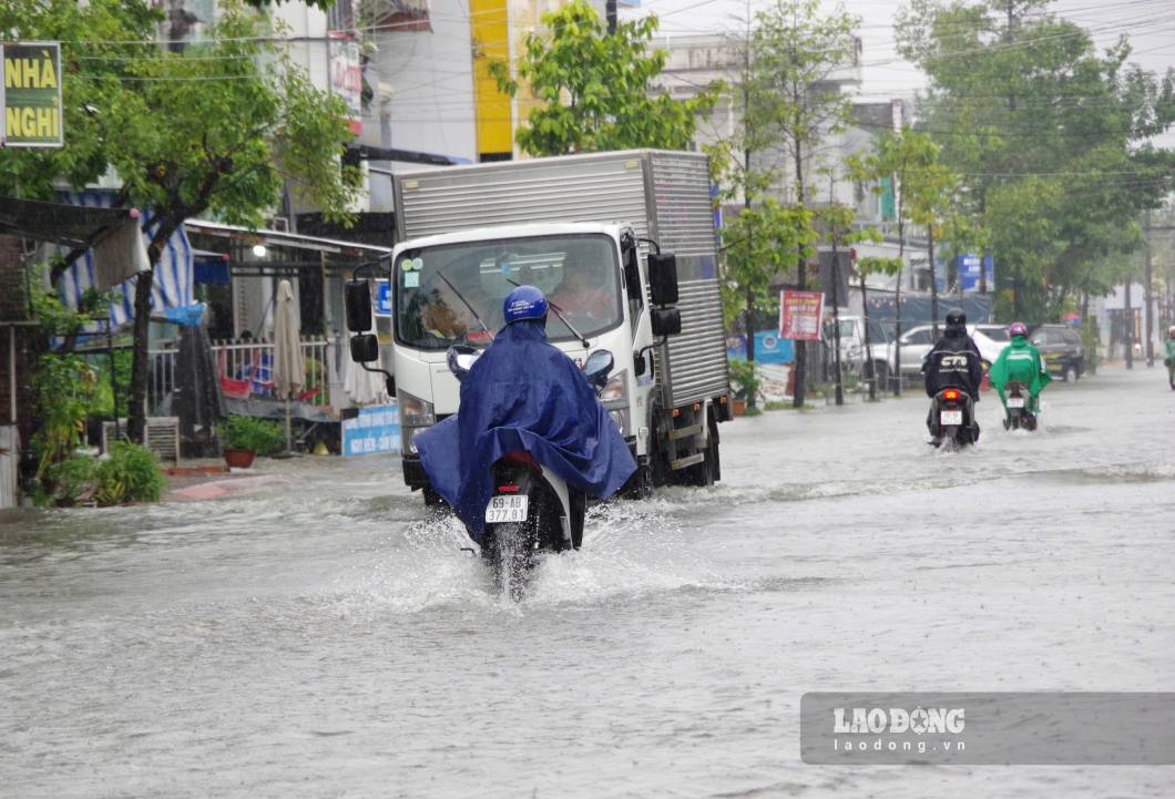 Mưa lớn, ngập nhiều nơi tại phường Tân Thành, tỉnh Cà Mau khiến việc đi lại khó khăn (ảnh chụp chiều 23.9.2026). Ảnh: Nhật Hồ.