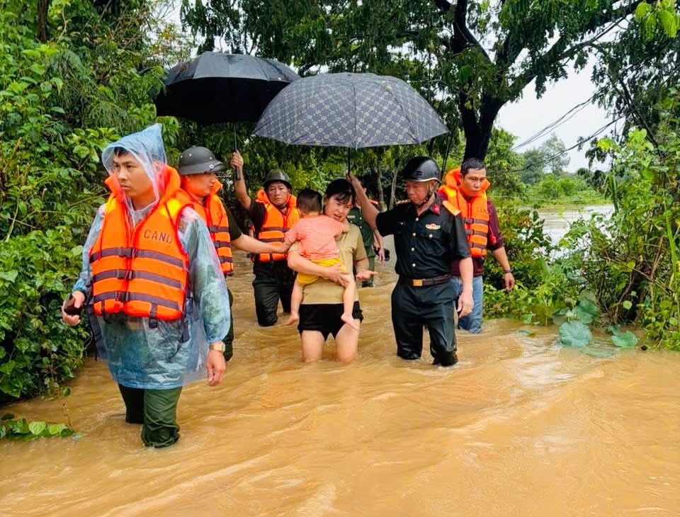 Lực lượng Công an, Quân sự Phương Trang Bom đưa người dân ra khỏi vùng ngập tới nơi an toàn. Ảnh: Ban CHQS phường Trảng Bom