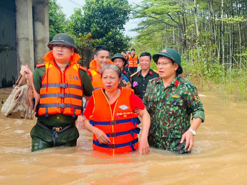 Police and military forces of Trang Bom ward take people out of flooded areas to safe places. Photo: Military Command of Trang Bom ward
