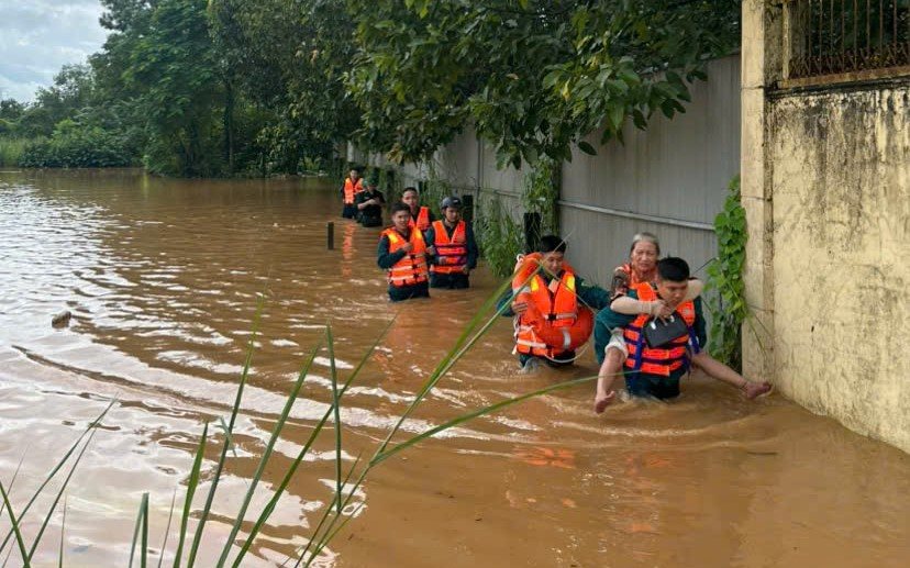 Lực lượng chức năng đưa người dân tới nơi an toàn. Ảnh: UBND phường Trảng Bom