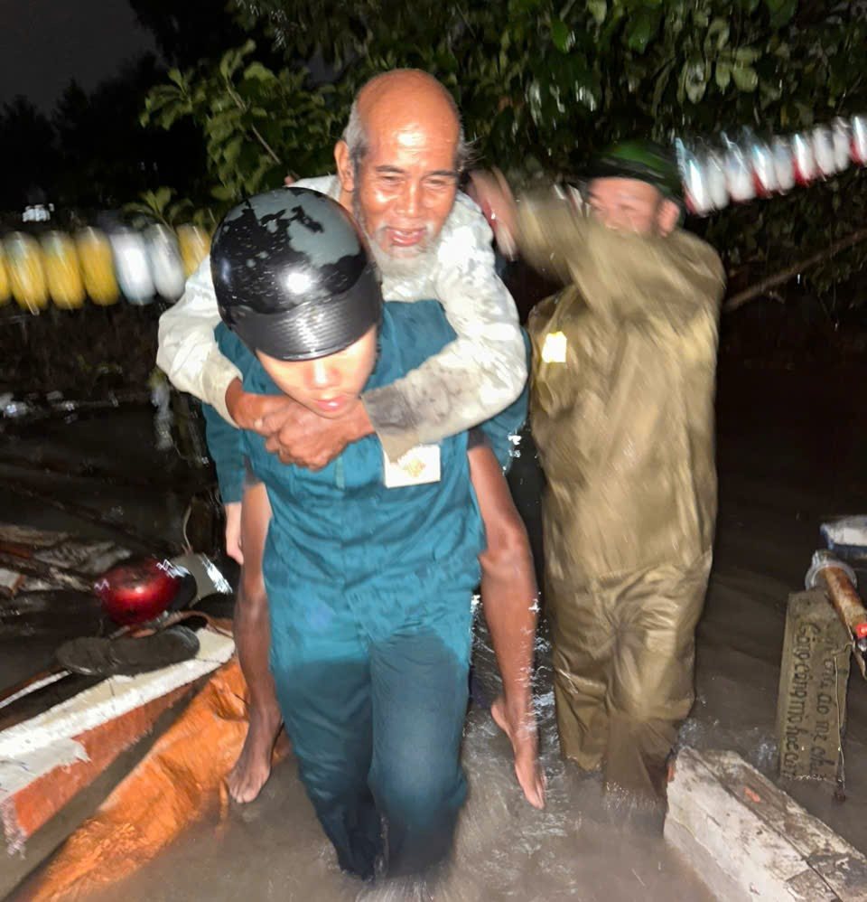 Lực lượng Công an, Quân sự phường Trảng Bom đưa người dân ra khỏi vùng ngập. Ảnh: Ban CHQS phường Trảng Bom