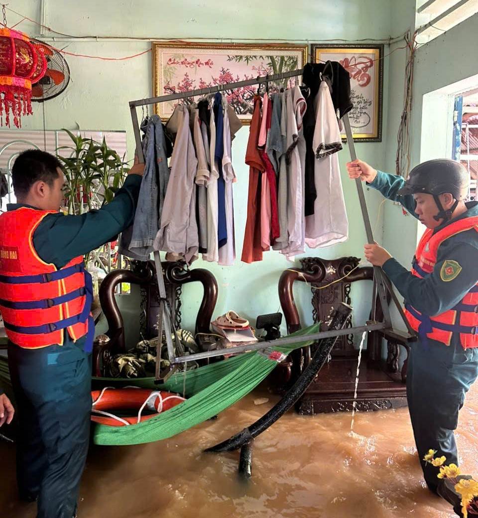 Lực lượng Công an, Quân sự Phương Trang Bom giúp người dân di dời tài sản. Ảnh: UBND phường Trảng Bom