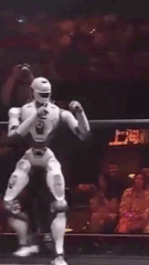Dàn robot hình người do AI tự điều khiển đấm bốc knockout nảy lửa tại Thượng Hải. Nguồn: Xinhua