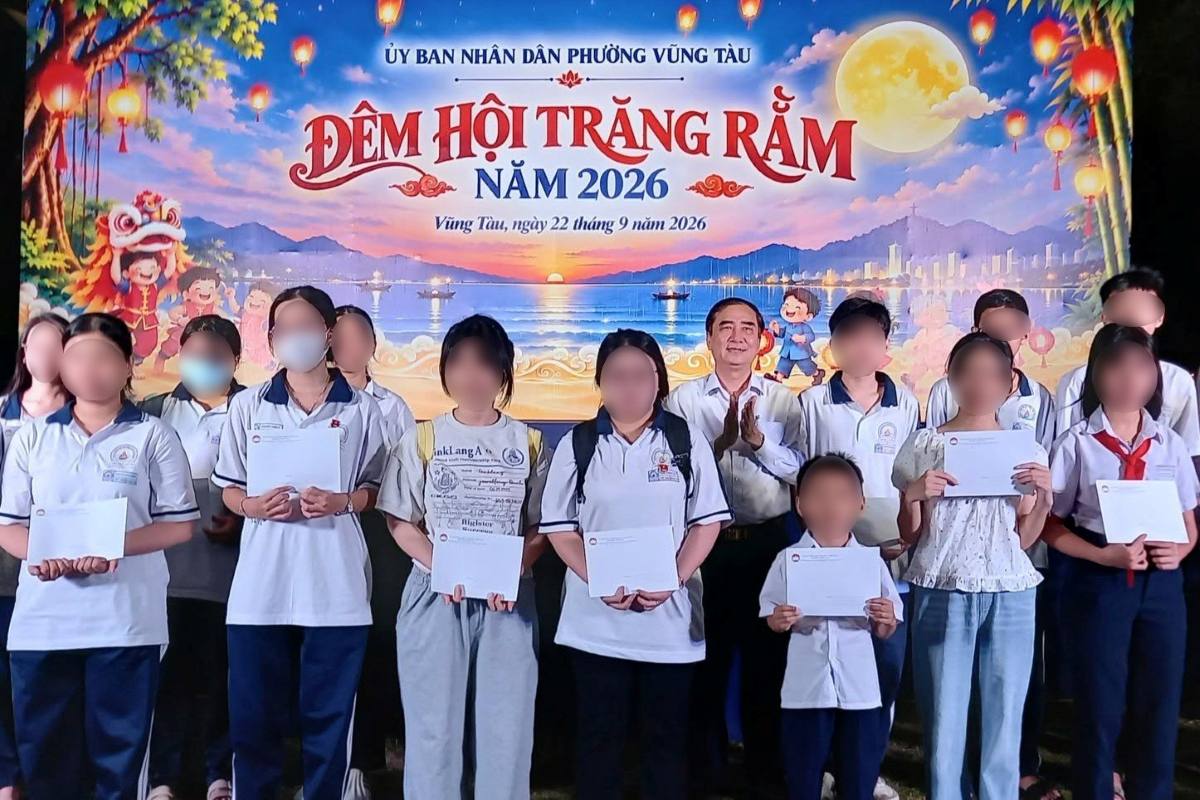 Mr. Vu Dang Khoa - Chairman of Vung Tau Ward VFF Committee - awarded scholarships to students in difficult circumstances on the evening of September 22. Photo: Vung Tau Ward VFF