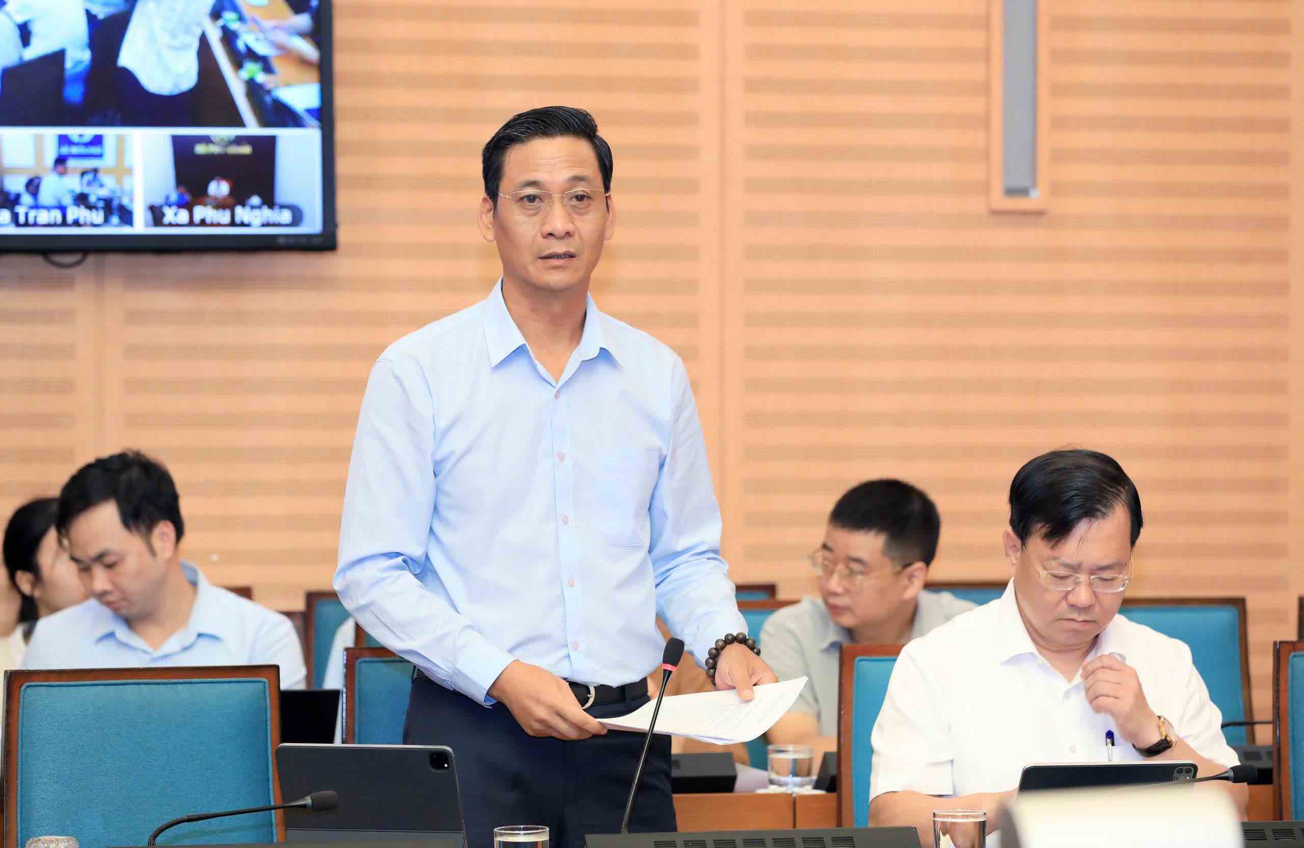 레탄남 하노이 농업환경국 국장이 회의에서 보고하고 있습니다. 사진: 하노이시 인민위원회