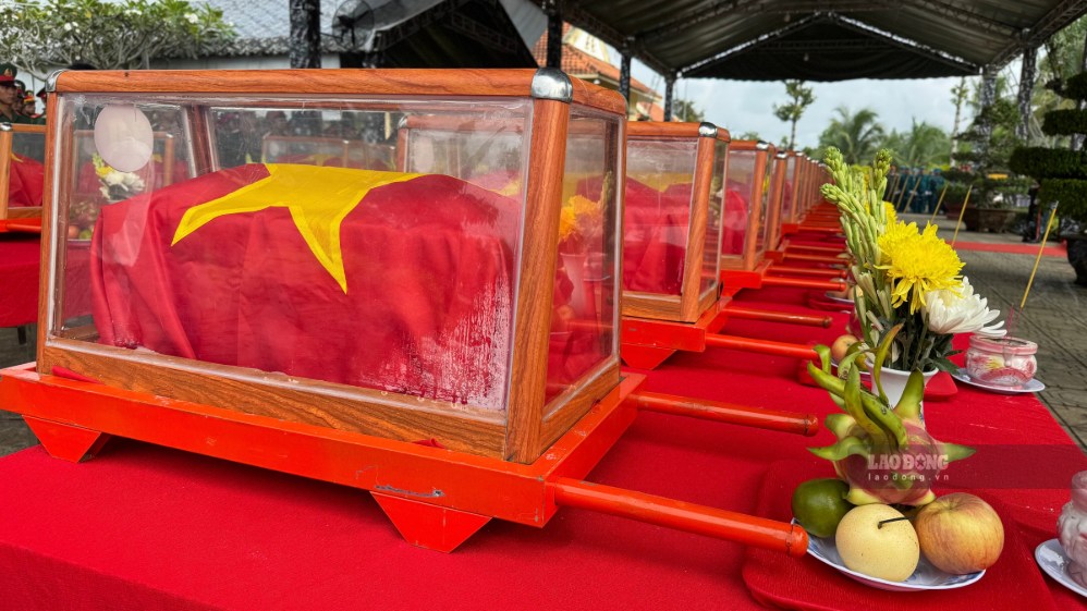 Nhiều liệt sĩ vẫn đang được tìm kiếm, xác định danh tính sau hàng chục năm. Ảnh chụp ngày 23.9.2026 tại nghĩa trang Liệt sĩ Mỏ Cày Bắc. Ảnh: Hoàng Lộc