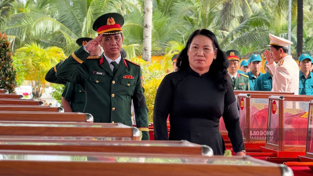 Bà Nguyễn Thị Bé Mười viếng từng quan tài hài cốt liệt sĩ trước lễ an táng. Ảnh chụp ngày 23.9.2026 tại nghĩa trang Liệt sĩ Mỏ Cày Bắc. Ảnh: Hoàng Lộc