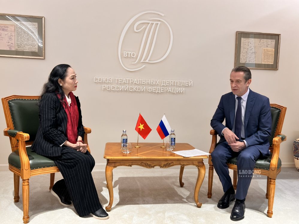 People's Artist Trinh Thuy Mui exchanges with Mr. Vladimir Mashkov about cultural issues of the two countries. Photo: Thuy An