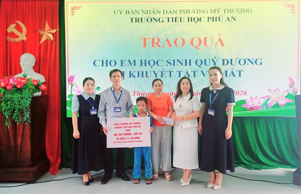 On September 18, student Quy Duong - who has an eye defect and is in particularly difficult circumstances - received practical support from the school, parents and friends at Phu An Elementary School. Photo: Phu An Elementary School Team