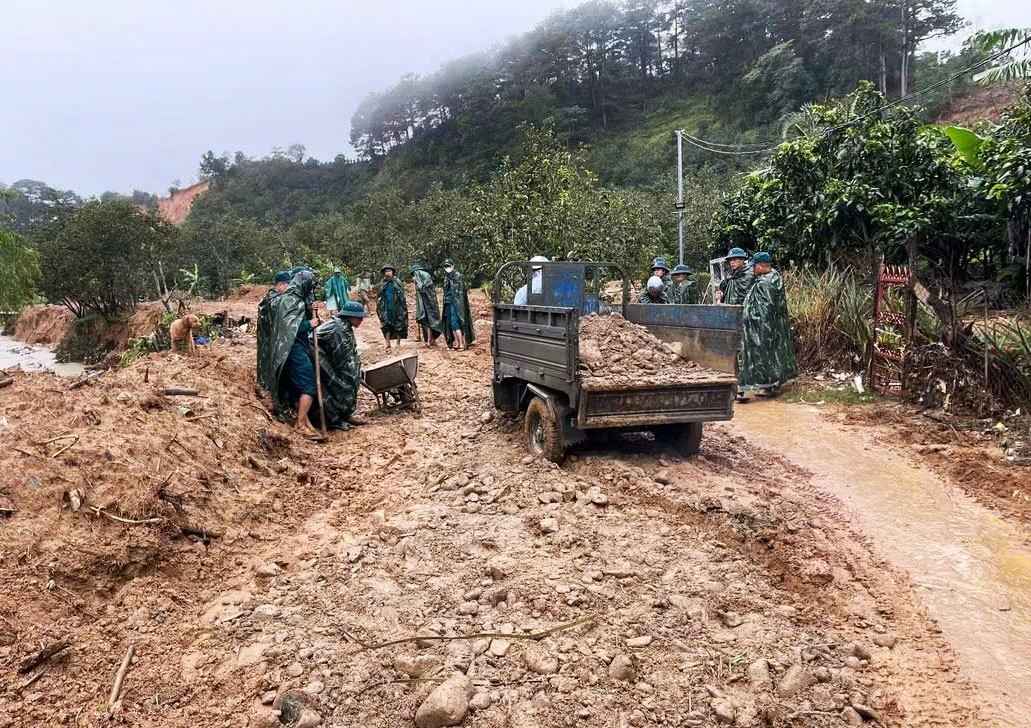 Forces open temporary roads to help people after the concrete bridge collapse incident at Cat stream, D'Ran commune. Photo: Quynh Ngoc (Photo taken on September 23)