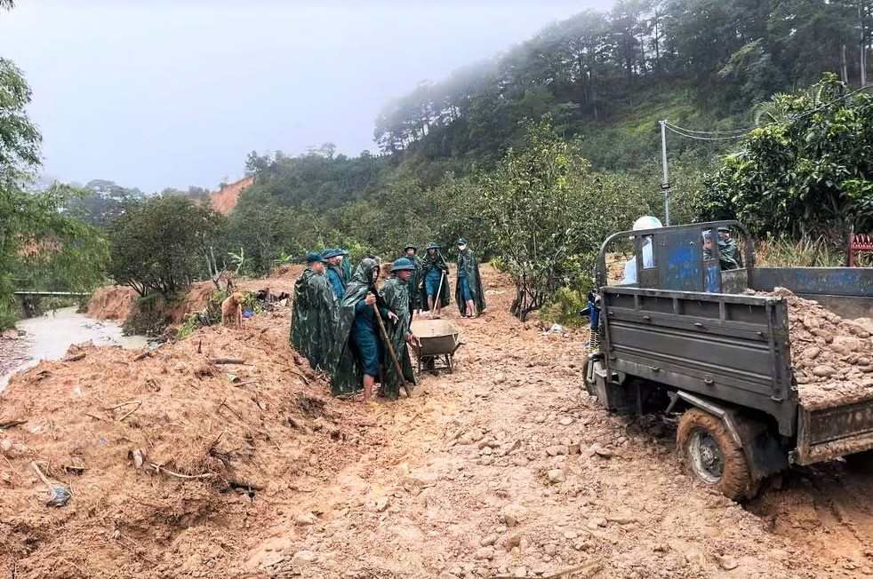 Ban Chỉ huy Quân sự xã D'Ran hỗ trợ người dân mở đường tạm sau sự cố sập cầu bê tông. Ảnh: Quỳnh Ngọc (Ảnh chụp ngày 23.9) 