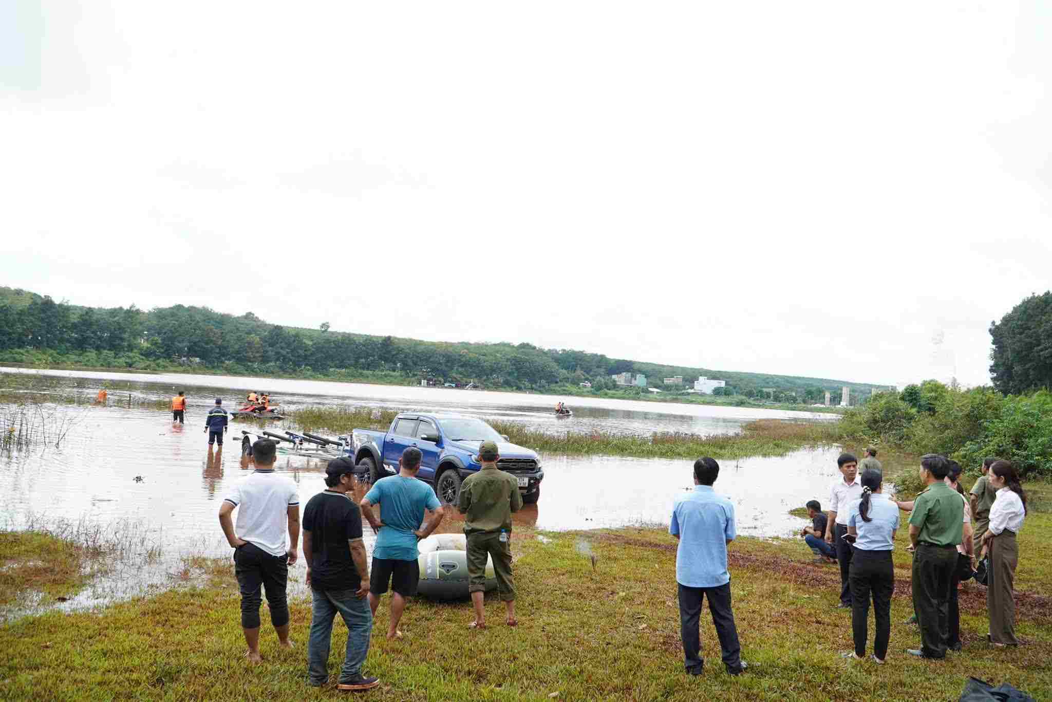 Lực lượng chức năng đang tiếp tục tìm kiếm. Ảnh: UBND phường Bình Long