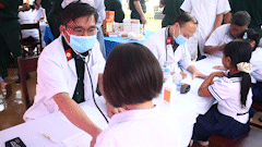 The Military Medical Force of the Military Command of Da Nang City organized health check-ups and free medicine distribution for 200 students in Tay Giang commune. Photo: Thanh Huyen