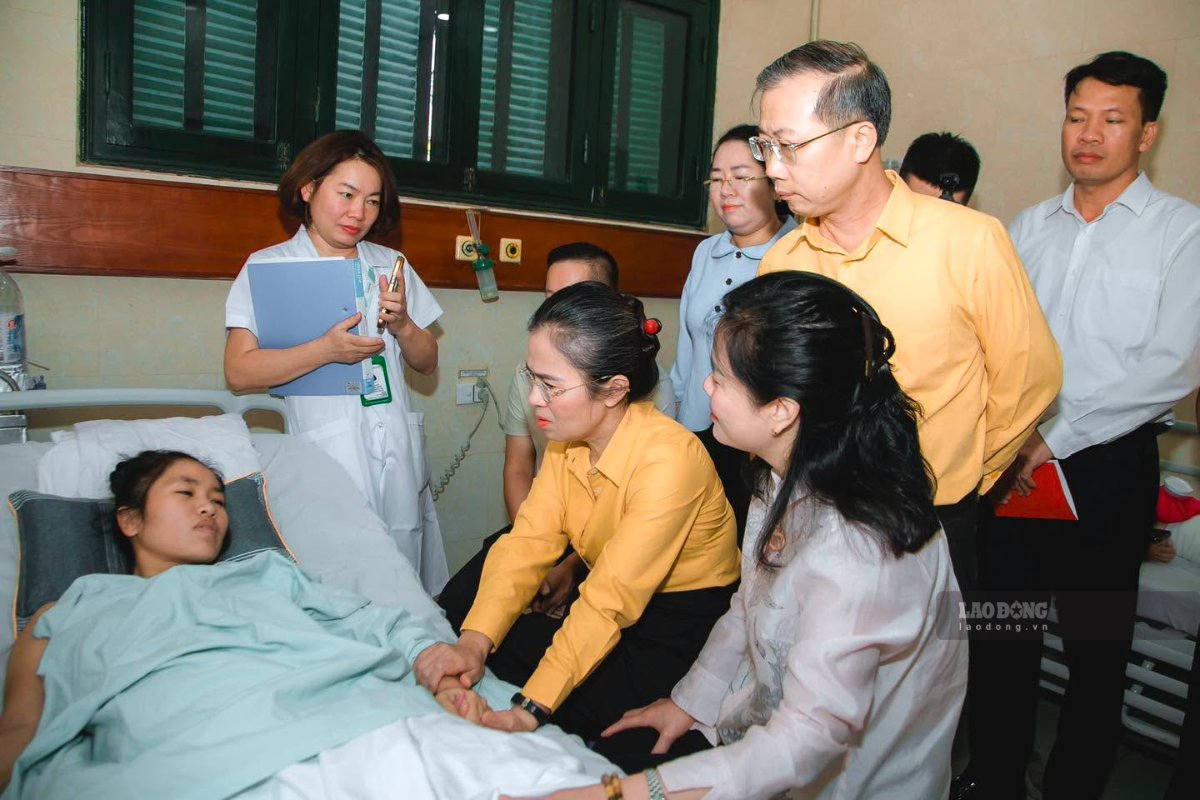 On September 12, the working delegation of the Vietnam Fatherland Front Committee of Nghe An province visited teacher Hoang Thi Hien at Viet Duc Friendship Hospital. Photo: Duy Chuong