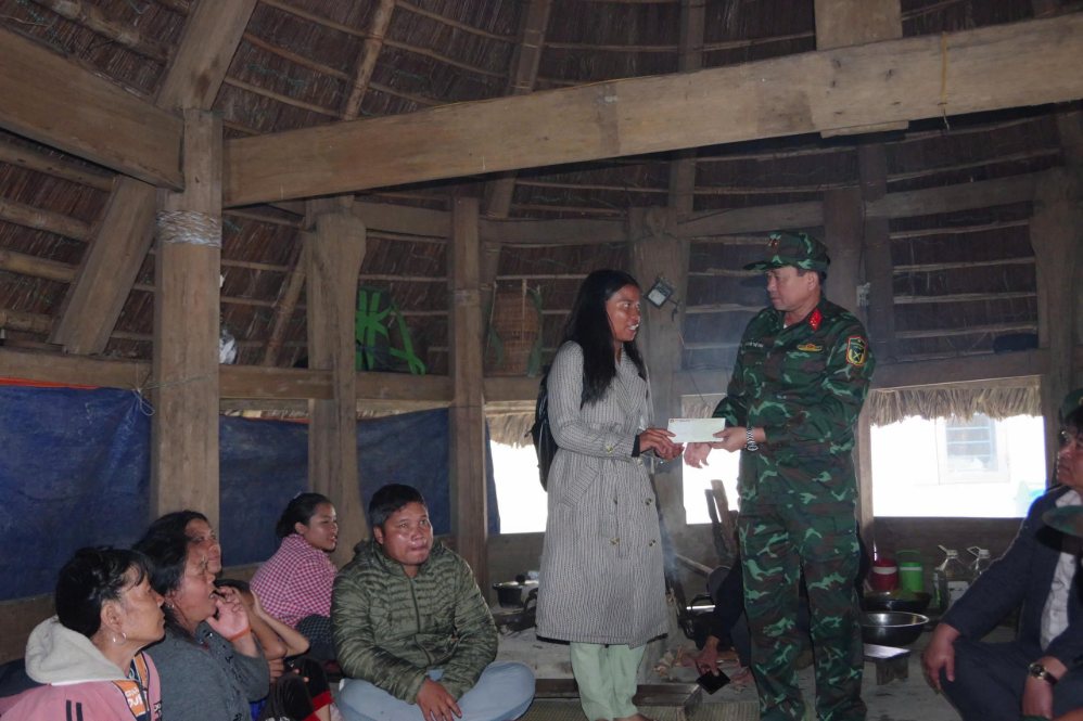 Colonel Nguyen The Vinh presents gifts to support 40 households in Ga Ry village to soon resettle and stabilize their lives. Photo: Da Nang City Military Command